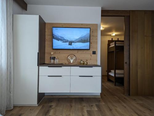 uma sala de estar com televisão na parede em Residence Pfeifhofer em Campo Tures