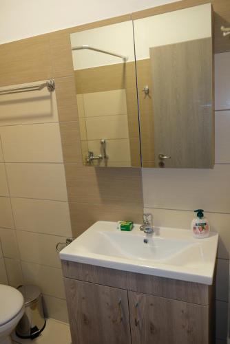 Bathroom sa Bright & Comfy Apartments near the beach