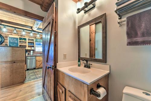 uma casa de banho com um lavatório e um espelho em Lake Norman Cabin Private Dock and Hot Tub! em Denver