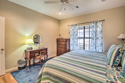 Schlafzimmer mit einem Bett, einem Schreibtisch und einem Fenster in der Unterkunft Spacious Hot Springs Oasis on Lake Hamilton! in Hot Springs