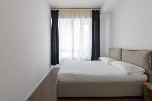 En eller flere senge i et værelse på Largo Molina Apartment 1 by Wonderful Italy