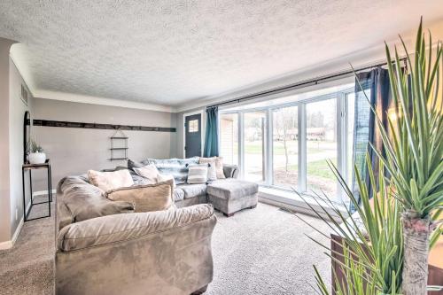 Posezení v ubytování Cozy Ohio Retreat with Deck, Hot Tub and Grill!