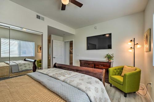 um quarto com uma cama, uma cadeira e uma televisão em Midtown Phoenix Vacation Rental with Pool Access! em Phoenix