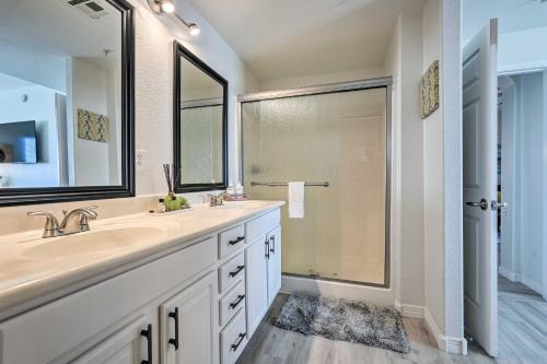 y baño con lavabo, espejo y ducha. en Midtown Phoenix Vacation Rental with Pool Access!, en Phoenix