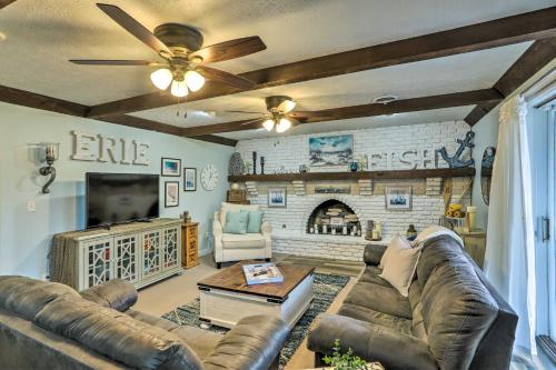 Χώρος καθιστικού στο Vermilion River Home with Hot Tub and Private Dock!