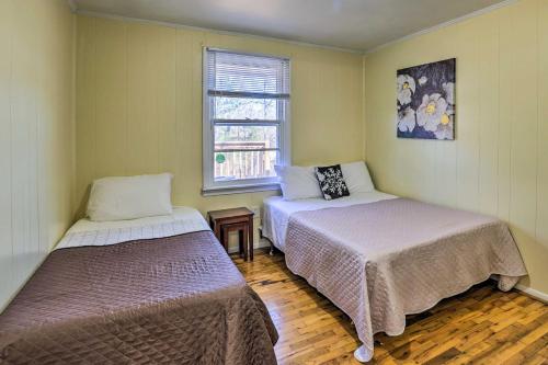 Tempat tidur dalam kamar di Cozy Anniston Vacation Rental with Yard