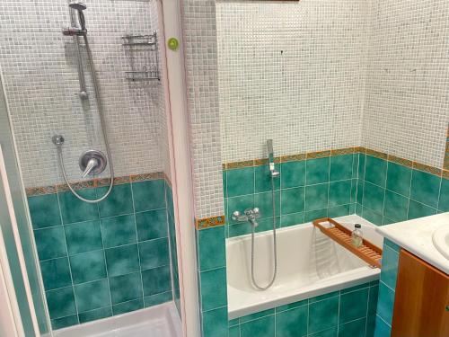 een badkamer met een douche, een bad en een wastafel bij Napoli Centro in Napels