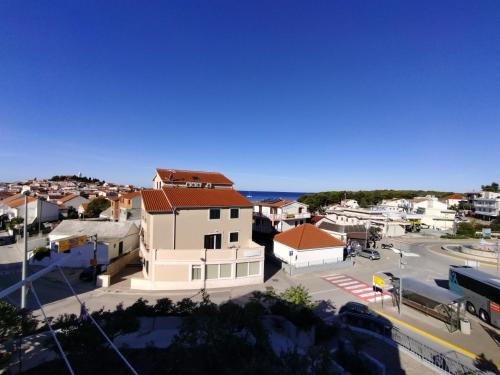 Vista ariale di una città con strada ed edifici di Pluton a Primošten