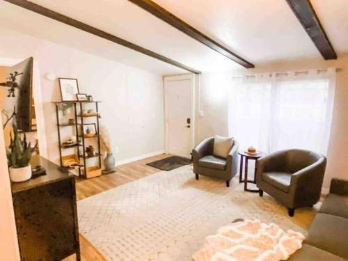 a living room with two chairs and a rug at Renovated Bungalow Getaway in Philomath