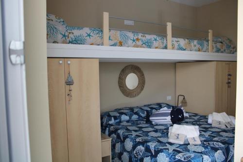 um quarto com um beliche com toalhas em Cefalù seaside suite em Cefalù