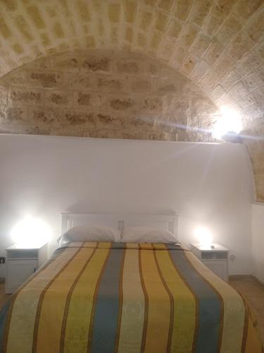ein Schlafzimmer mit einem Bett mit zwei Lichtern an der Wand in der Unterkunft filioli apartment 2 in Bari
