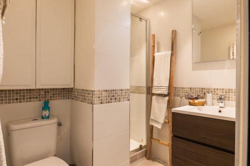 une salle de bain avec toilettes et lavabo dans l'établissement 1-Br apartment in the heart of Cannes, à Cannes