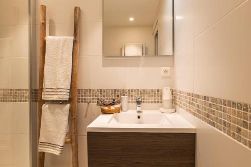 une salle de bain avec un lavabo et un miroir dans l'établissement 1-Br apartment in the heart of Cannes, à Cannes