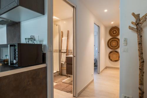 une cuisine avec une porte coulissante en verre menant à un couloir dans l'établissement 1-Br apartment in the heart of Cannes, à Cannes