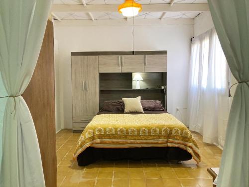 1 dormitorio con 1 cama en una habitación con cortinas en ze-ora, en La Pedrera