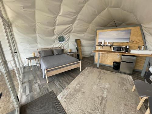 una camera con letto e tavolo in una yurta di Canyon Rim Domes - A Luxury Glamping Experience!! a Monticello