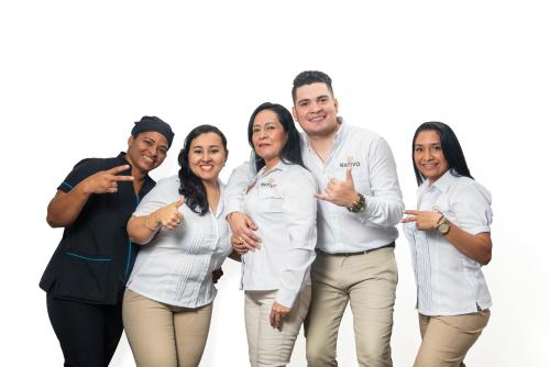 um grupo de pessoas em camisas brancas posando para uma foto em hotel nativo em Valledupar