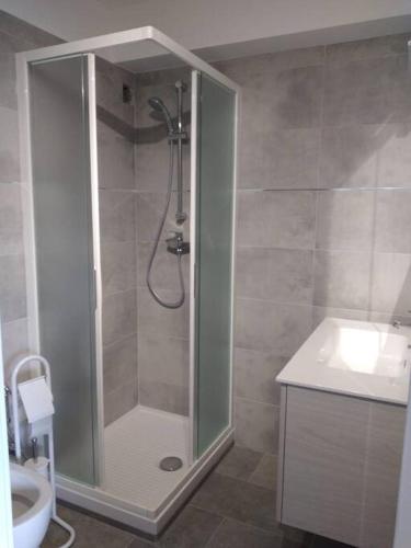 a bathroom with a shower and a toilet and a sink at Studio entièrement rénové coté plage avec garage in Roquebrune-Cap-Martin