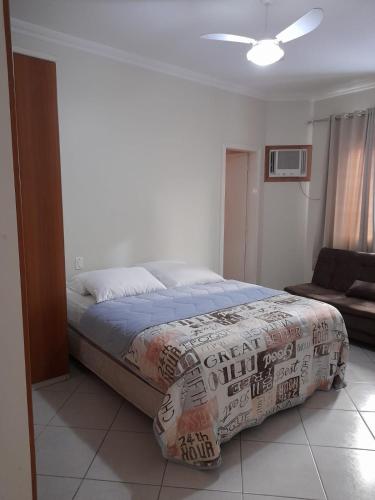 1 dormitorio con 1 cama grande y 1 sofá en Apto 4 Quartos em Itapema, en Itapema