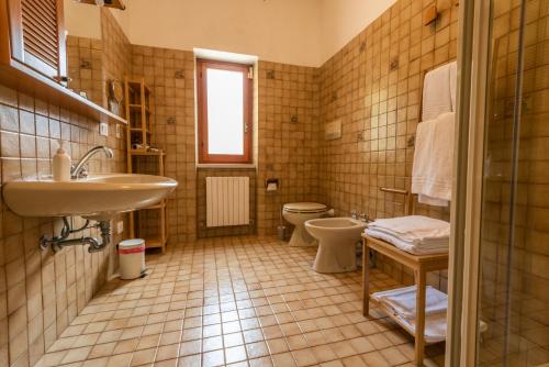 a bathroom with a sink and a toilet at A Casa di Mila - Appartamento con piscina in Sori
