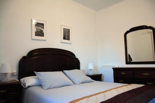 a bedroom with a large bed with a large mirror at Piso da Horta en Aguiño, Ribeira, Galicia in Ribeira