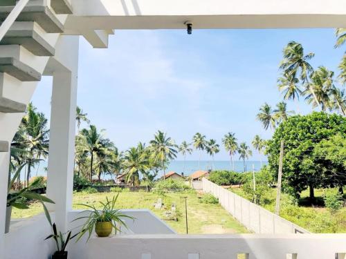 KatuneriyaにあるAyona Beach Villaの家のバルコニーから海の景色を望めます。