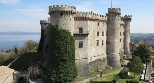 un castillo con hiedra a un lado en Loft nel borgo, en Bracciano