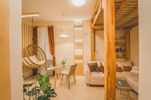 un piccolo soggiorno con divano e tavolo di 4 Bears Studios a Madrid