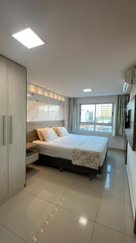1 dormitorio con cama y ventana grande en Lindo Apartamento p/ 4 pessoas, a 60 m do mar, en João Pessoa