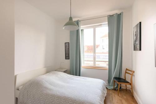 a bedroom with a bed and a window at Appt F4 Neuf Lumineux, centre Ville, Garage in Clermont-Ferrand