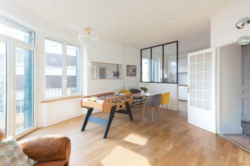 un salon avec une table et une salle à manger dans l'établissement Appt F4 Neuf Lumineux, centre Ville, Garage, à Clermont-Ferrand