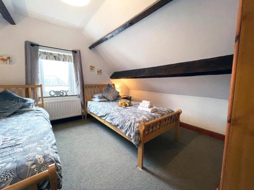 een slaapkamer met een groot bed en een groot raam bij Baree in Keswick