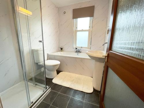 een badkamer met een toilet, een wastafel en een douche bij Baree in Keswick