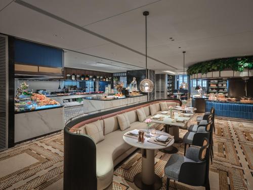 Hotel Indigo Shenzhen Overseas Chinese Town by IHGにあるシーティングエリア