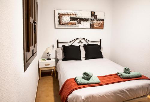 una camera da letto con un letto con due orsacchiotti sopra di tuGuest Carataunas Apartment Alpujarra IV a Carataunas