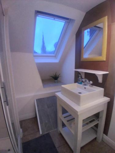 baño con lavabo y ventana en Up Stairs Double Apartment Innishannon Mariners Rest en Cork