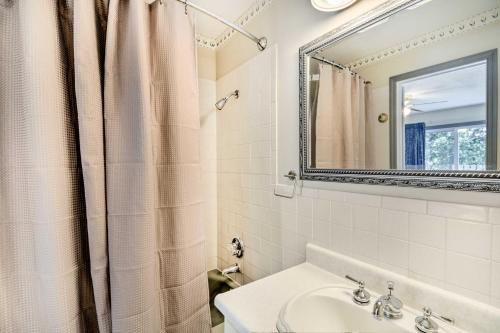 Baño blanco con lavabo y espejo en Lake House in Horseshoe Bend Near Ozark Forest! en Horseshoe Bend