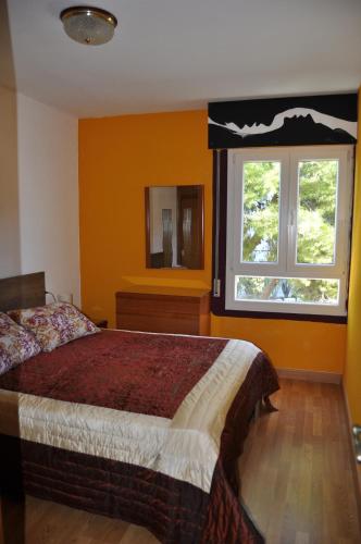 A bed or beds in a room at Bonito piso con vistas al mar.