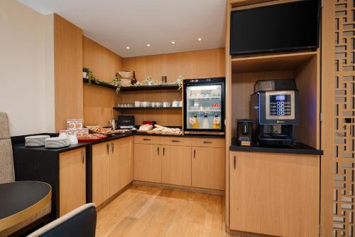 una cocina con barra de bebidas y máquina de palomitas de maíz en Sonder Le Frochot en París