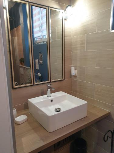 オンフルールにあるLe Boisのバスルーム(白い洗面台、鏡付)