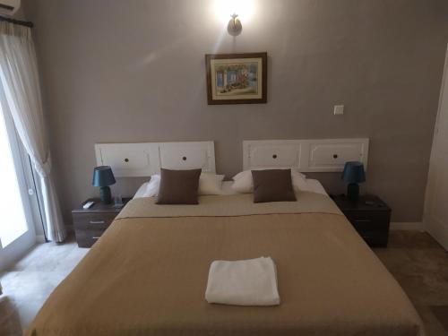 1 dormitorio con 1 cama grande con manta de bronceado en Casa Manduca Delicata, en La Valeta