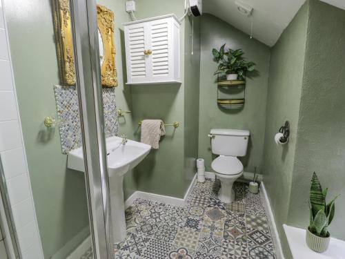 Koupelna v ubytování Bodorwel Cottage