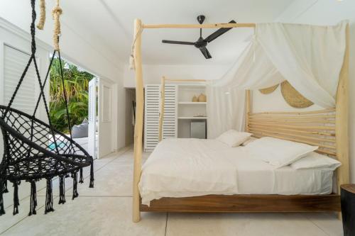 Giường trong phòng chung tại Casa Panamera- 5br luxury beach Villa Playa Coson