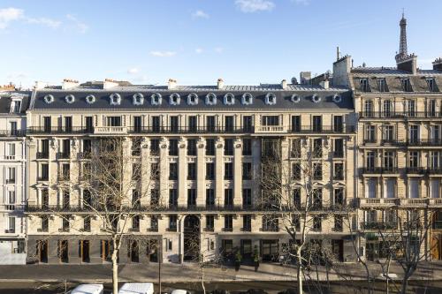 un gran edificio blanco con muchas ventanas en La Clef Tour Eiffel Paris by The Crest Collection, en París