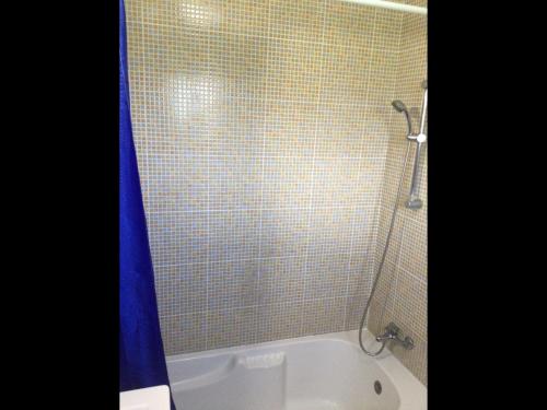y baño con ducha con cortina azul. en Sunshine House no.2, en Madalena
