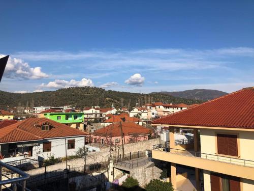 vista su una città con case e montagne di Villa Ceni 2 a Elbasan