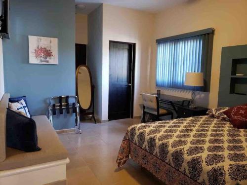 Una cama o camas en una habitación de Hermoso edificio ubicado a pocas cuadras del Malecón de La Paz BCS