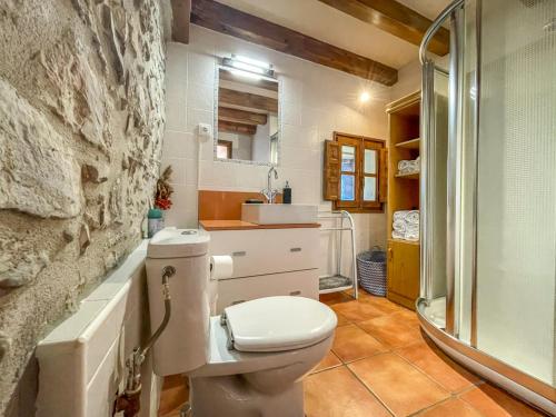 uma casa de banho com um WC branco e um chuveiro em Casa Berrobiaenea em Narcué