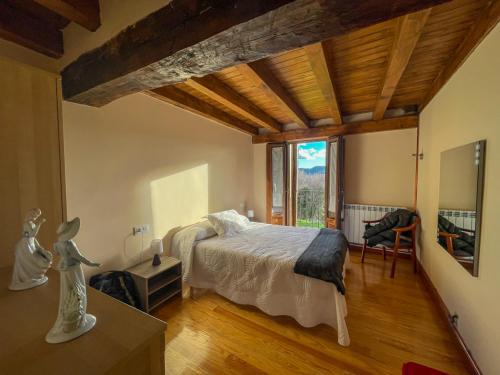 1 dormitorio con cama y ventana grande en Casa Berrobiaenea, en Narcué