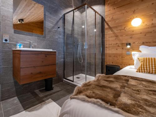 um quarto com um chuveiro, uma cama e um lavatório em Appartement Les Allues-Méribel, 3 pièces, 6 personnes - FR-1-355-213 em Les Allues
